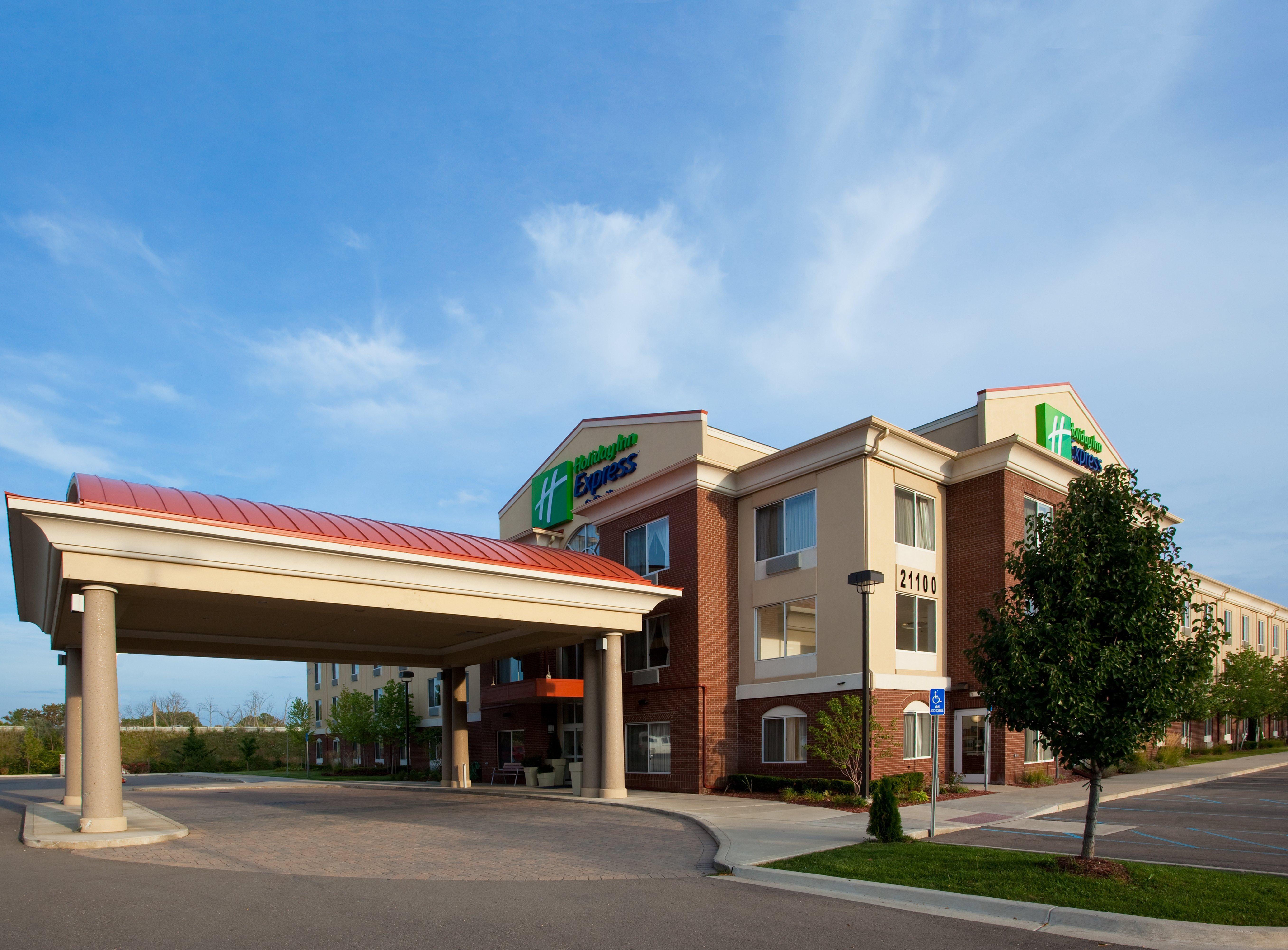 Holiday Inn Express & Suites Detroit - Farmington Hills By Ihg Northville Exterior foto