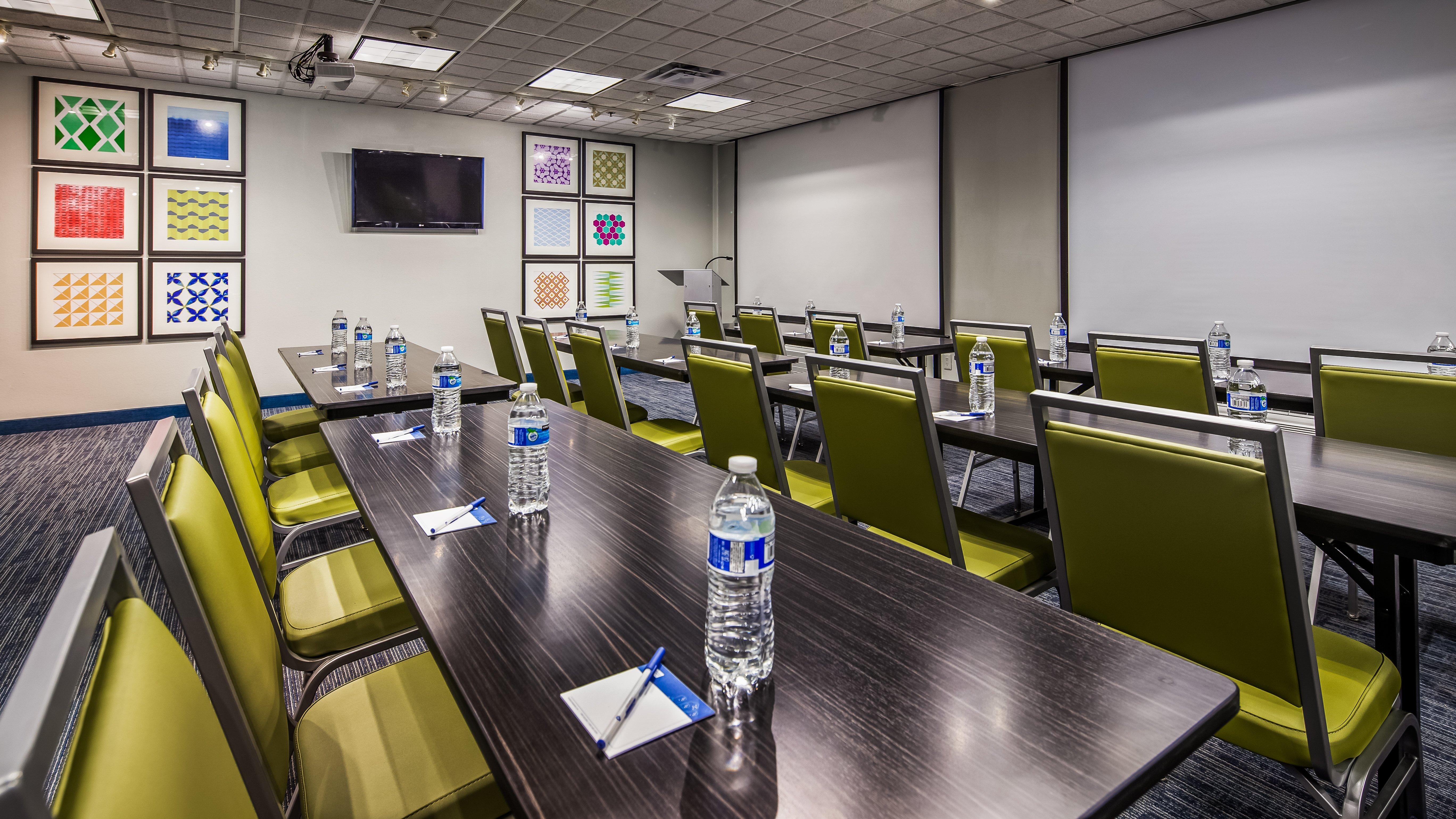 Holiday Inn Express & Suites Detroit - Farmington Hills By Ihg Northville Exterior foto