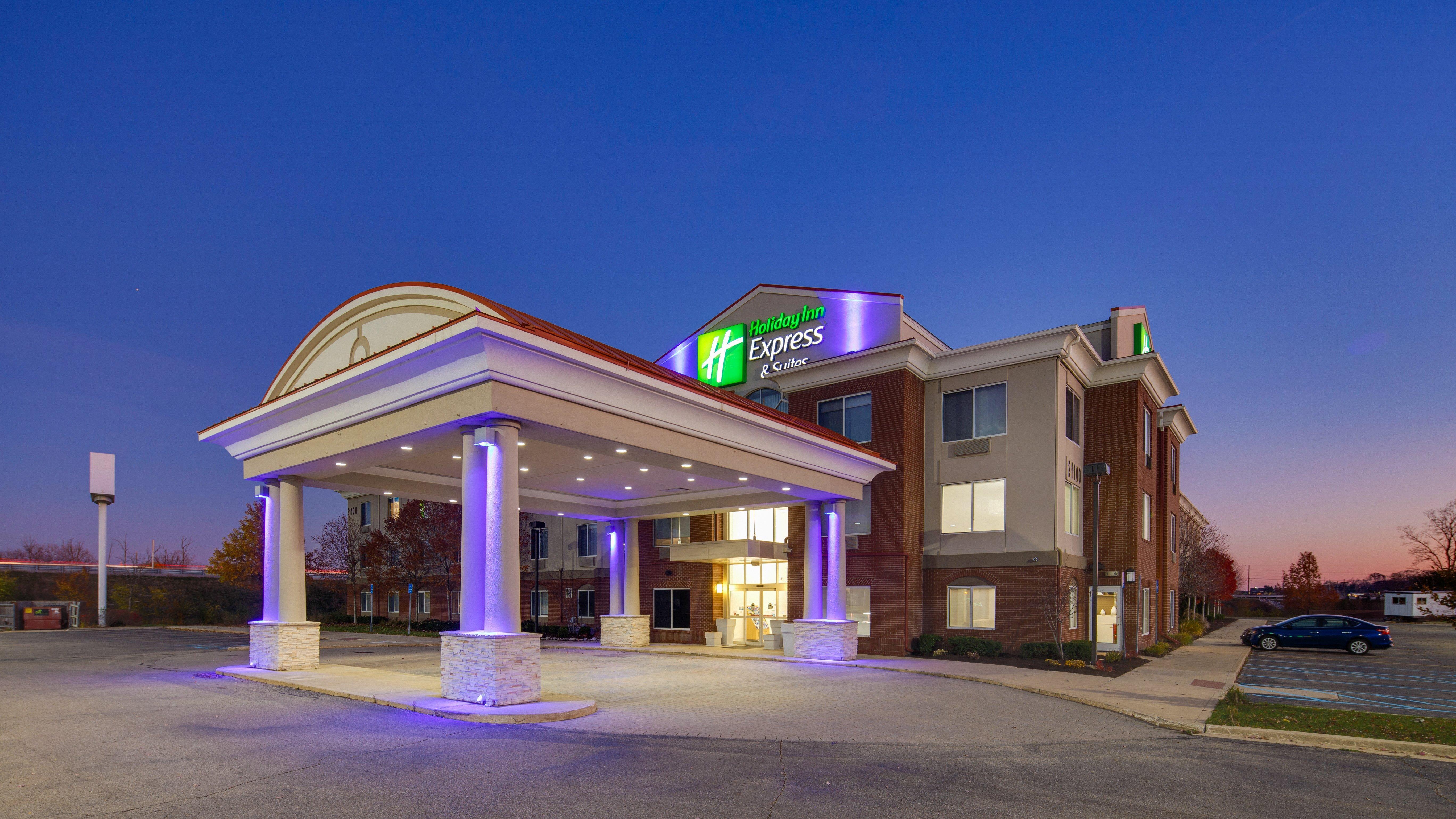 Holiday Inn Express & Suites Detroit - Farmington Hills By Ihg Northville Exterior foto